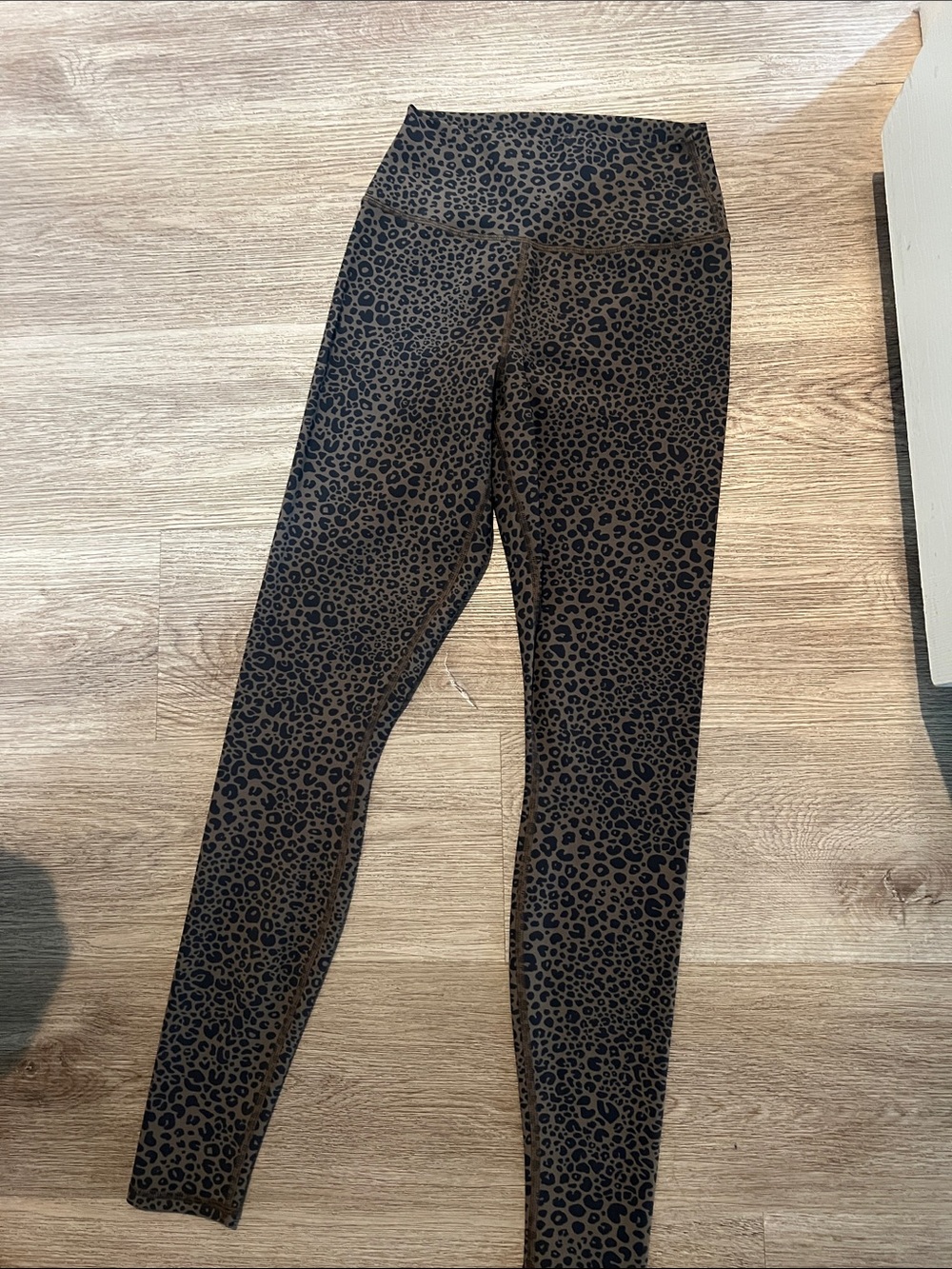 ALO Yoga Leopard Print Jeggings - Black on Brown 7/8 length